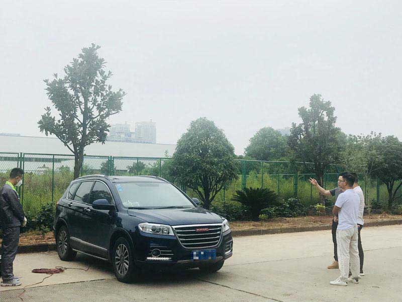 工人員汽車(chē)除甲醛服務(wù)