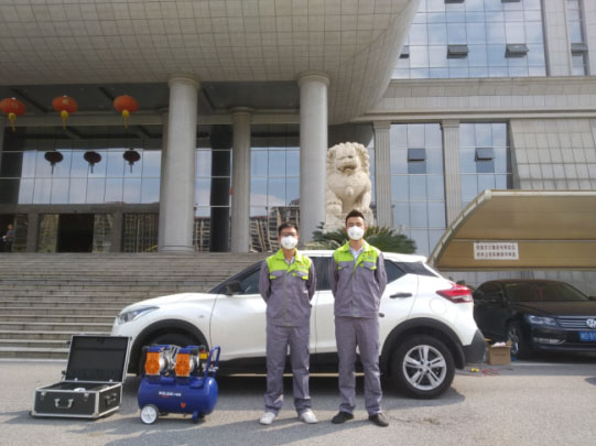 工人員汽車(chē)除甲醛服務(wù)