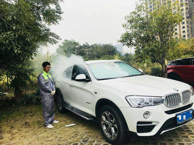 工人員汽車(chē)除甲醛服務(wù)